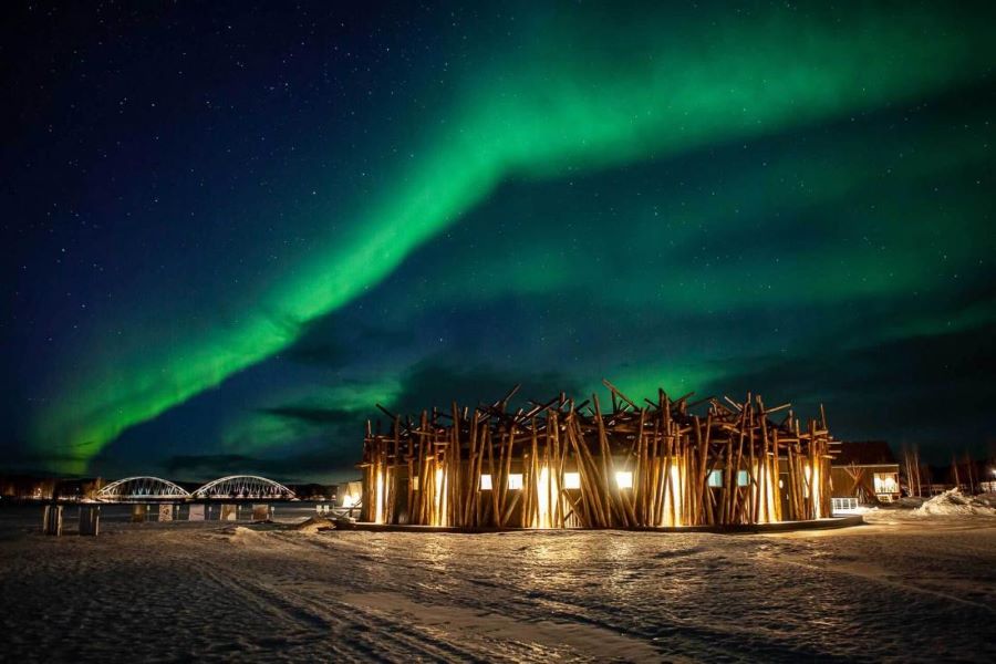 6Arctic Bath, aurora borealis _ Anders Blomqvist - V.jpg